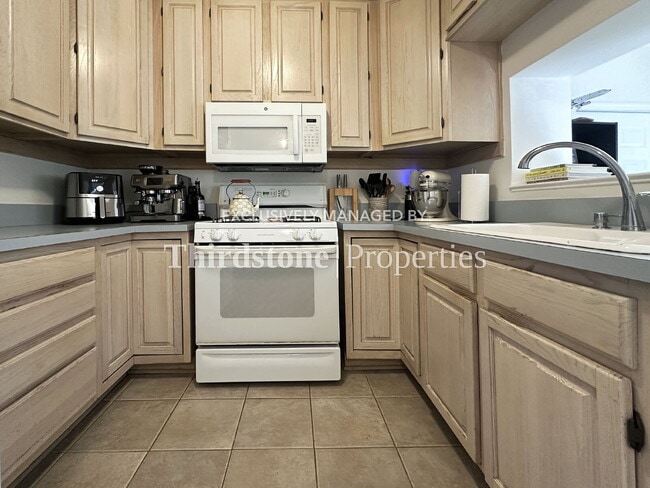 Building Photo - 928 9th Ave N