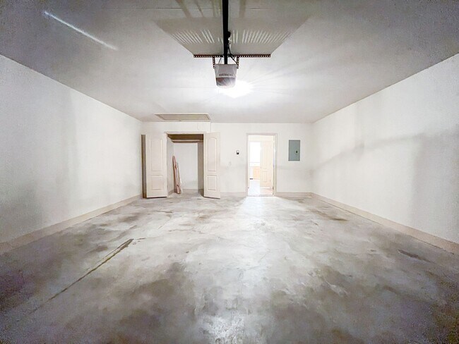 Building Photo - 6000 Boxelder Trail