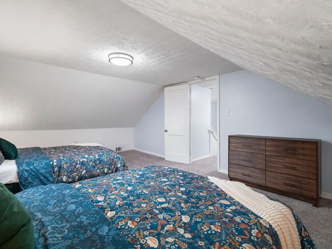 Building Photo - 2010 Chesterland Ave