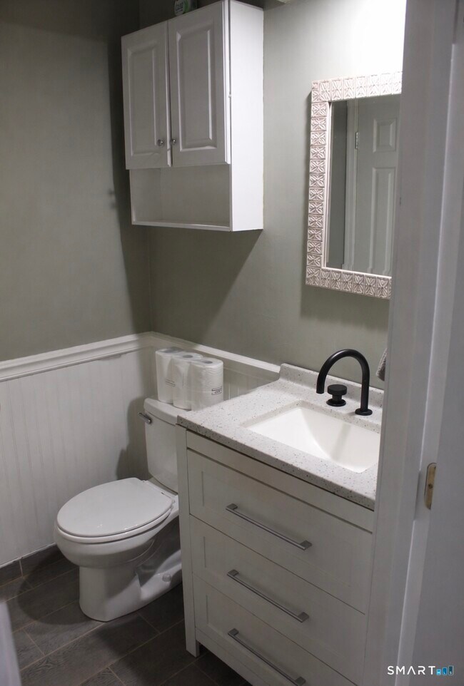 Building Photo - 8 Rose Ln