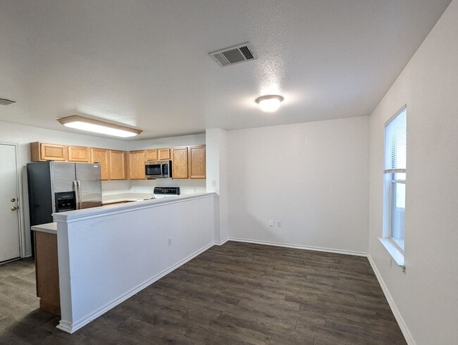 Building Photo - 3 Bed / 2 Bath Home with Private Backyard