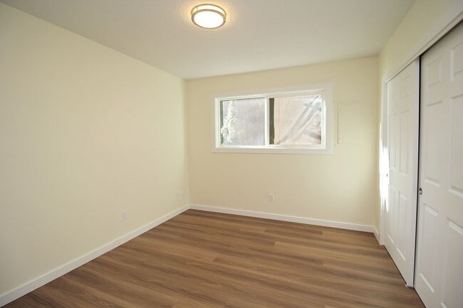 Building Photo - 1865-1865 SE Oak St