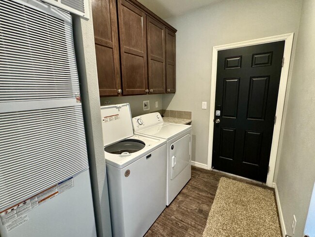 Building Photo - 551 Summit Trl