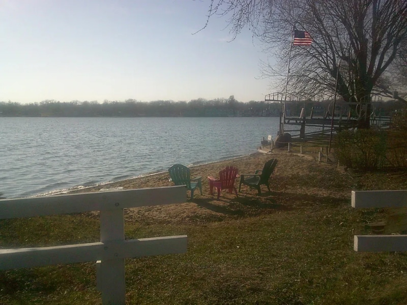 Building Photo - 7405 Lake Shore Dr