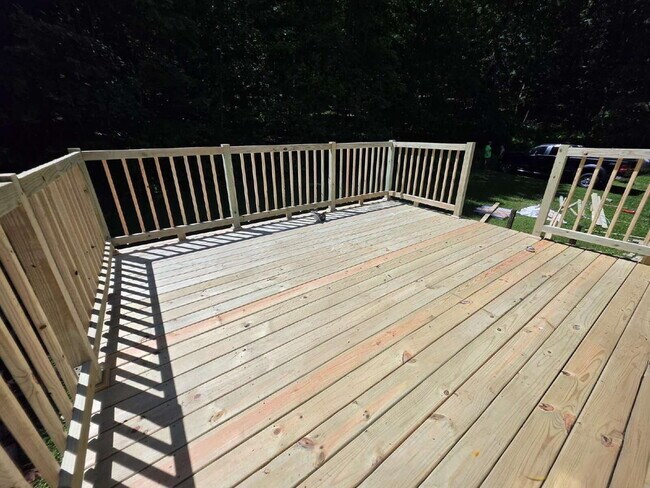 Building Photo - 4 Bedroom 2 Bathroom Home on 5 Acres with Shop, New Deck & Attached Garage