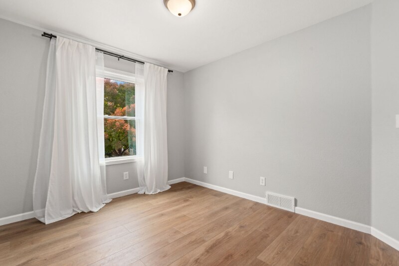 Building Photo - 290 E 40th St