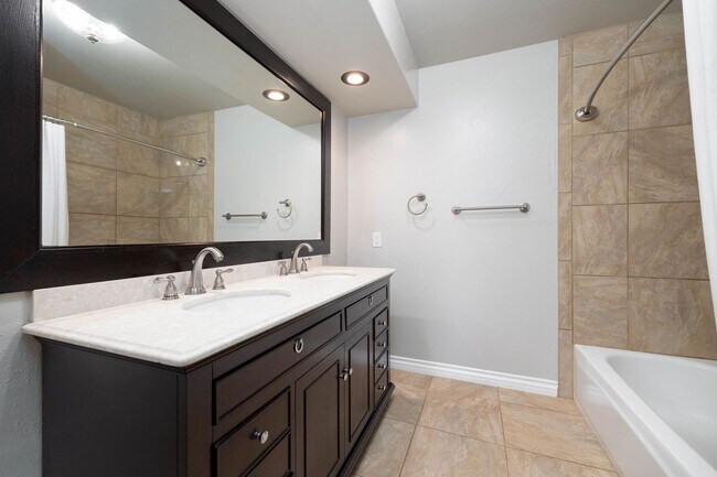 Building Photo - Top Floor Furnished 2 Bedroom Home Near SD...