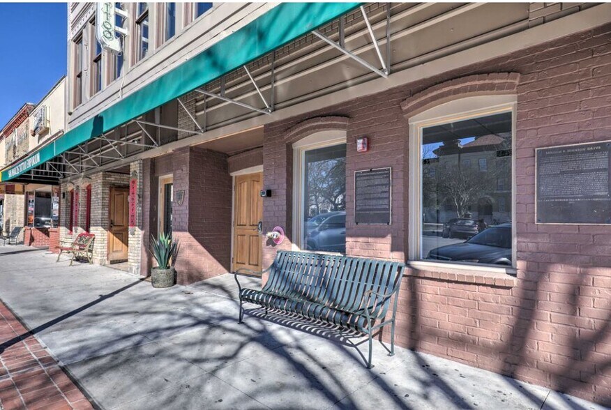 Building Photo - 118-120-120 N LBJ Dr