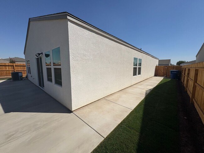 Building Photo - Newly built Lennar home Available Now!