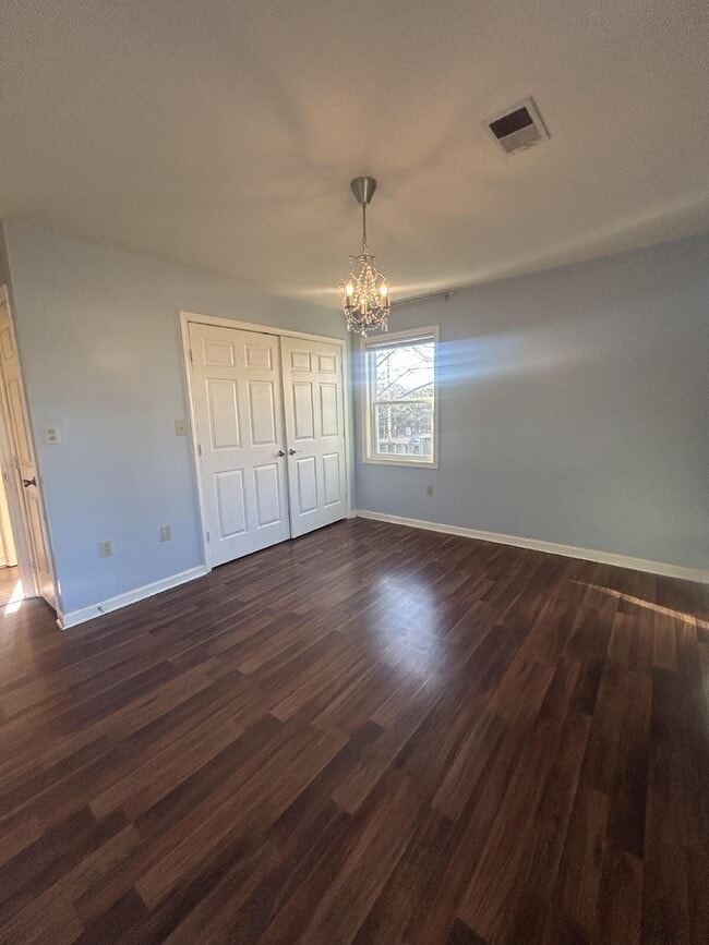 Building Photo - "Charming 3-Bed, 2-Bath Retreat in Strasburg - 1232 Sq Ft of Comfort!"