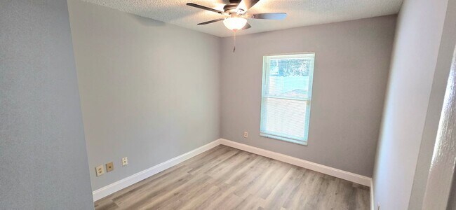 Building Photo - 1340 Paradise Ln