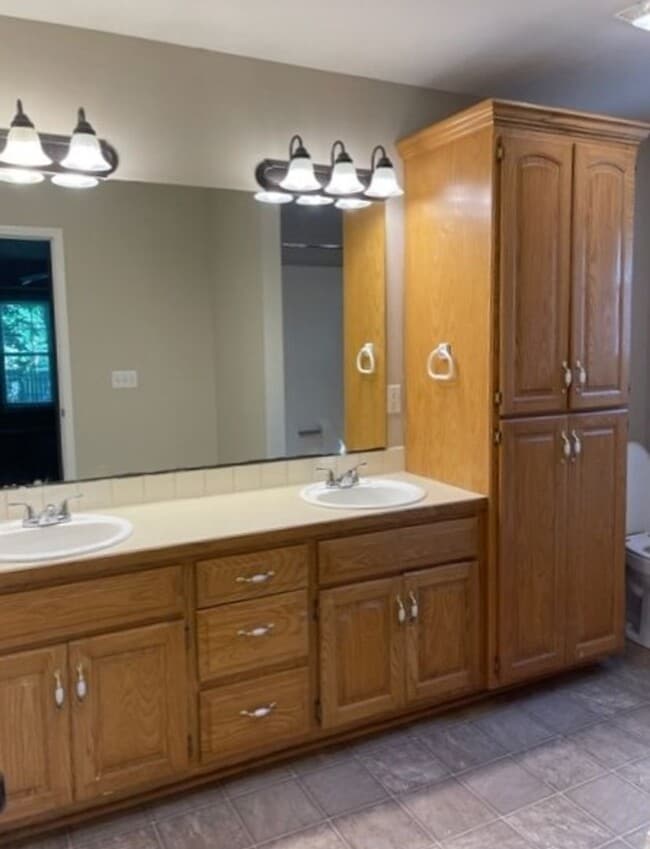 Building Photo - Southeast Home, Glendale Schools!