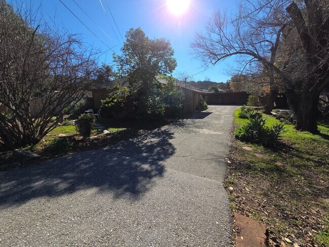Building Photo - Small Cozy 1 Bedroom 1 Bath in Central Ojai