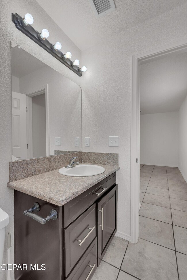 Building Photo - 9277 Leonardo Ave