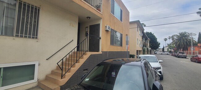 side entry - 7506 Romaine St