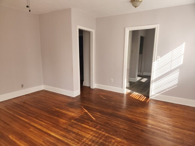 Building Photo - Newly Renovated 2 Bedroom 1 Bath