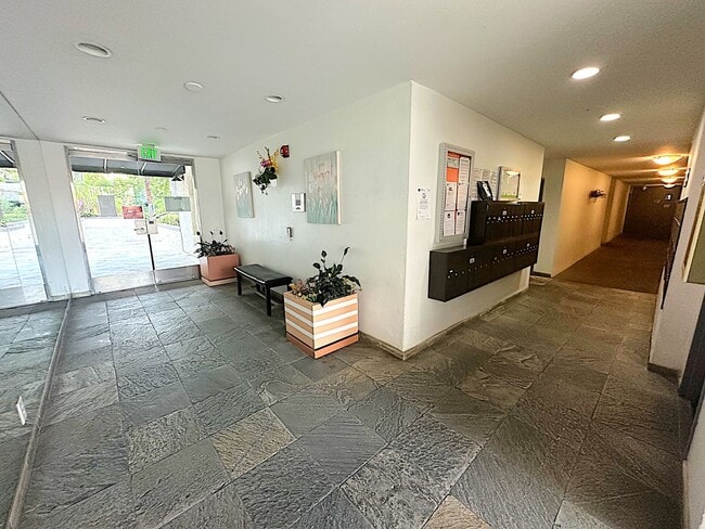 Building Photo - Beautiful 2-Bed, 2-Bath Winnetka Condo – S...