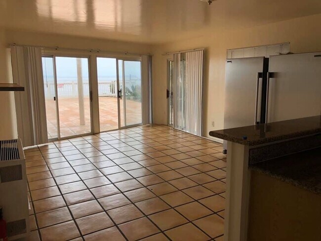Building Photo - 6599 Del Playa Dr