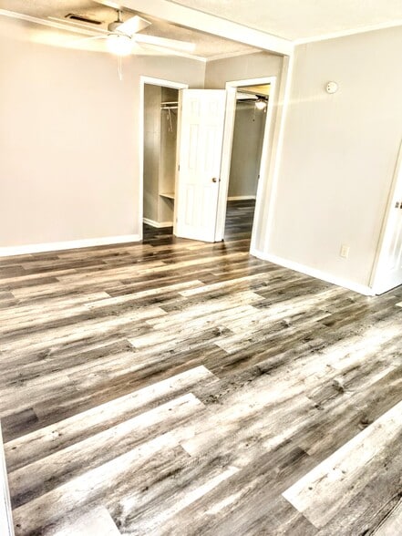 Living room - 5409 Hilltop Ave