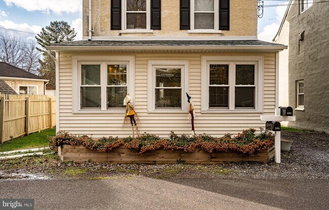 Building Photo - 305 Hollow Rd
