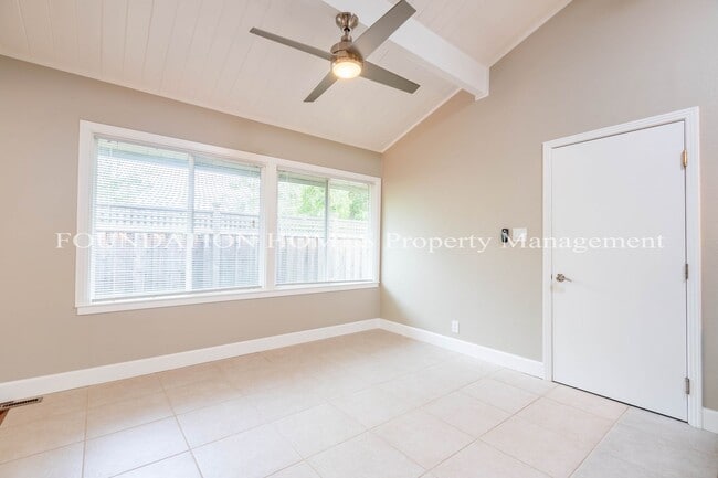 Building Photo - Beautifully Maintained 3BR Home with Vault...