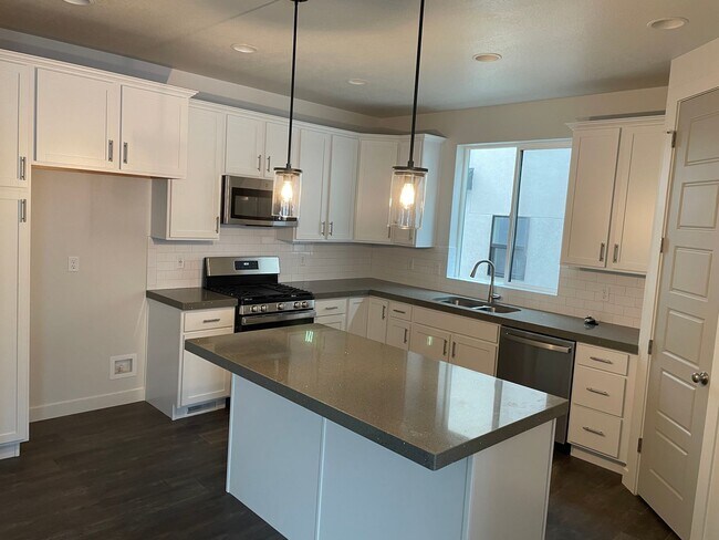 Building Photo - GET $500 OFF THE FIRST MONTHS RENT!!!