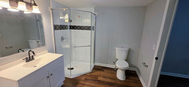 Building Photo - Large Family Home - Move In Ready!