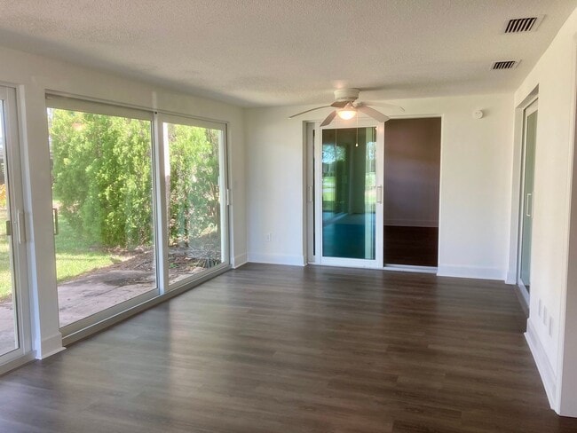 Building Photo - 2 bedroom, 2 bath condo ready to go!