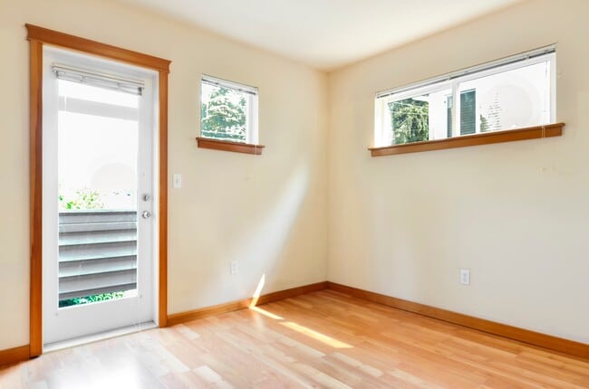 Building Photo - Updated Townhouse Near Fauntleroy Park with Private Suites and Parking