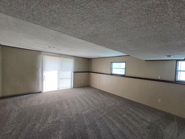 Building Photo - Gorgeous 2 Bedroom, 1.5 Bath in Independence!