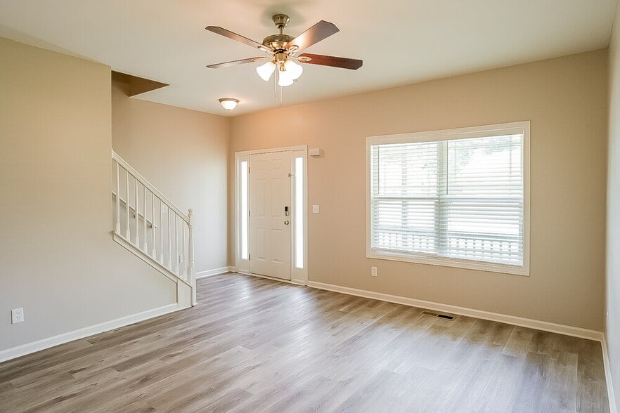 Building Photo - 657 Amberwood Dr