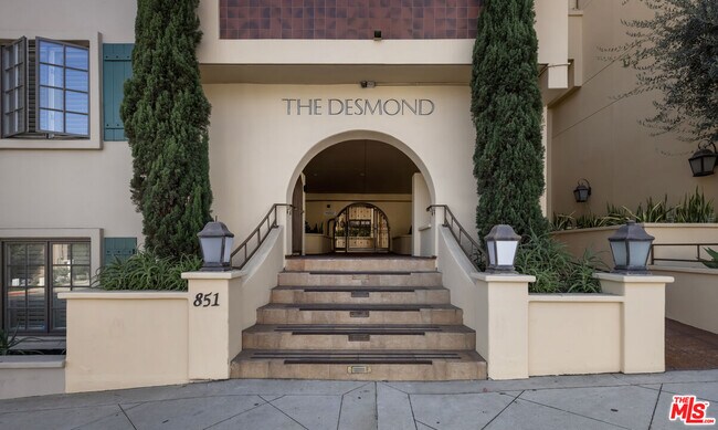 Building Photo - 851 N San Vicente Blvd
