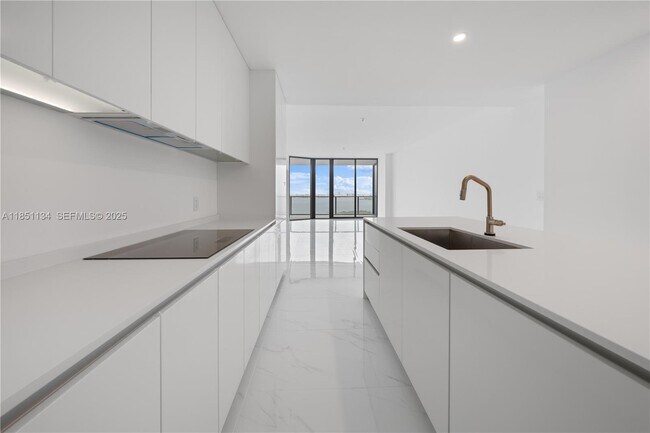 Building Photo - 700 NE 24th St