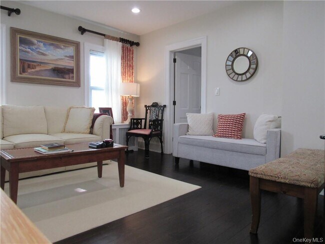 Building Photo - 242 William St