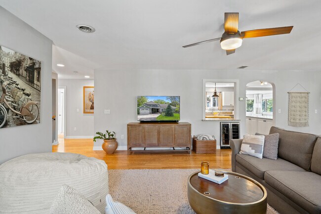 Building Photo - 1069 Sauganash Dr