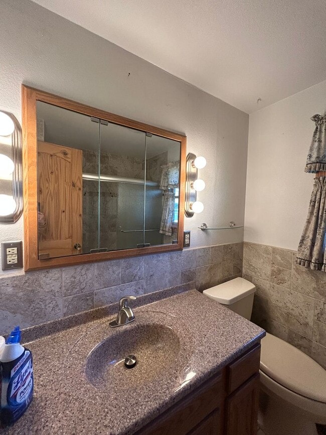 Building Photo - Charming 3 Bedroom Home with Large Heated ...