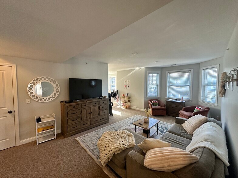 Building Photo - 99 Hillside St