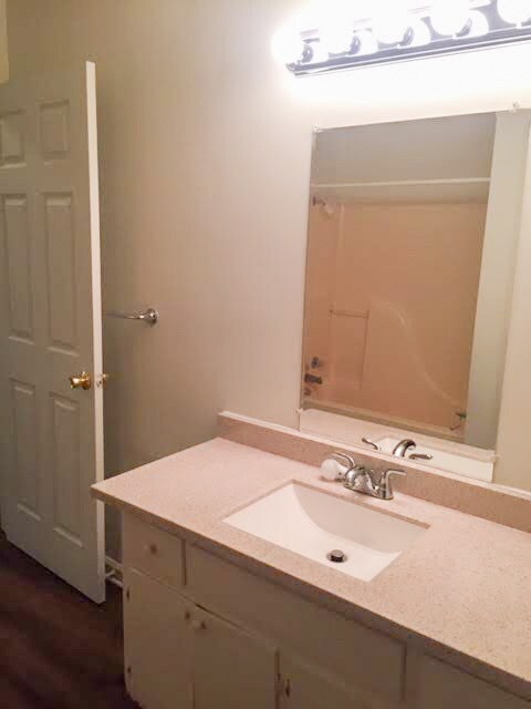 Building Photo - 1000 N Red St