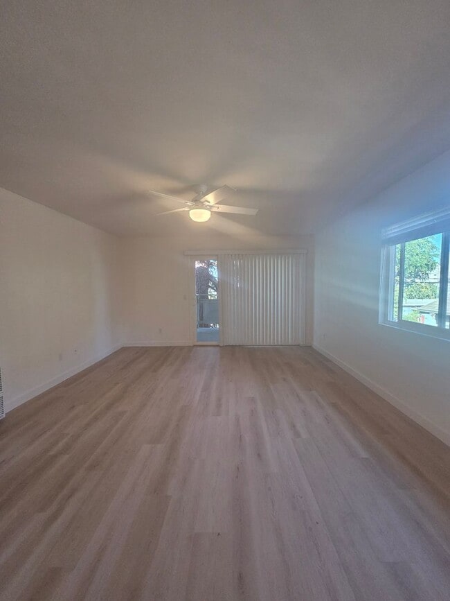Building Photo - West Side Petaluma 2 Bedroom, 1 Bathroom Corner Unit