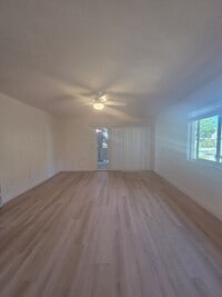Building Photo - West Side Petaluma 2 Bedroom, 1 Bathroom Corner Unit
