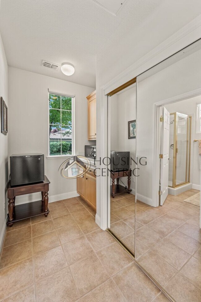 Building Photo - Executive Gated Serrano Golf-Course Home with Views of the 16th Hole!