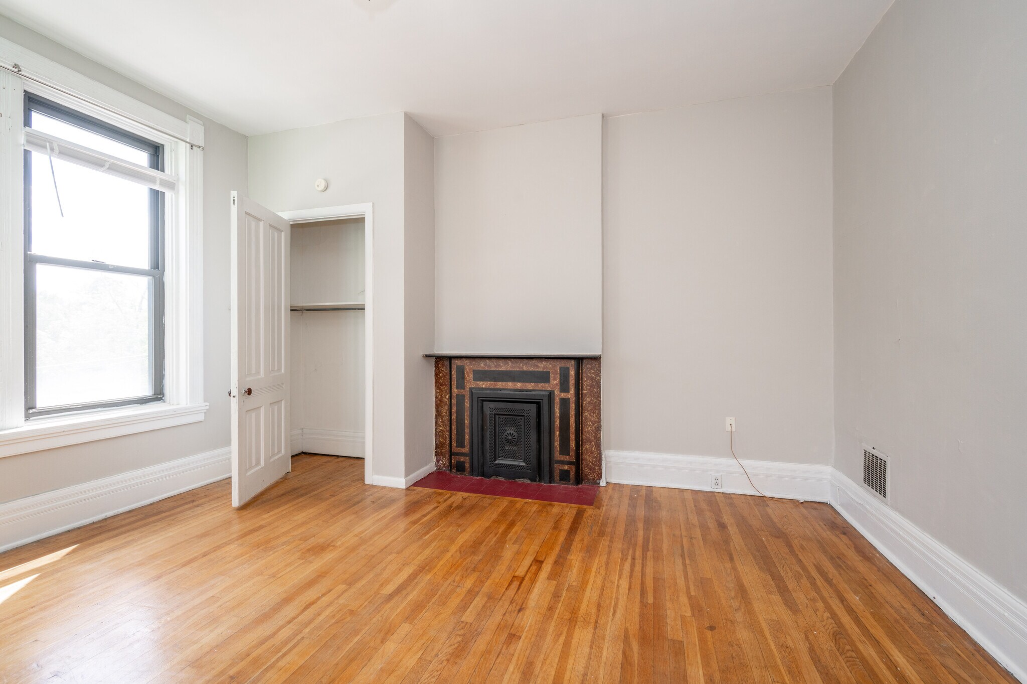 Building Photo - 120 Lyon St