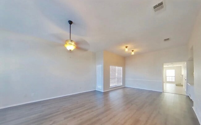 Building Photo - Special 3 bedroom in Lewisville
