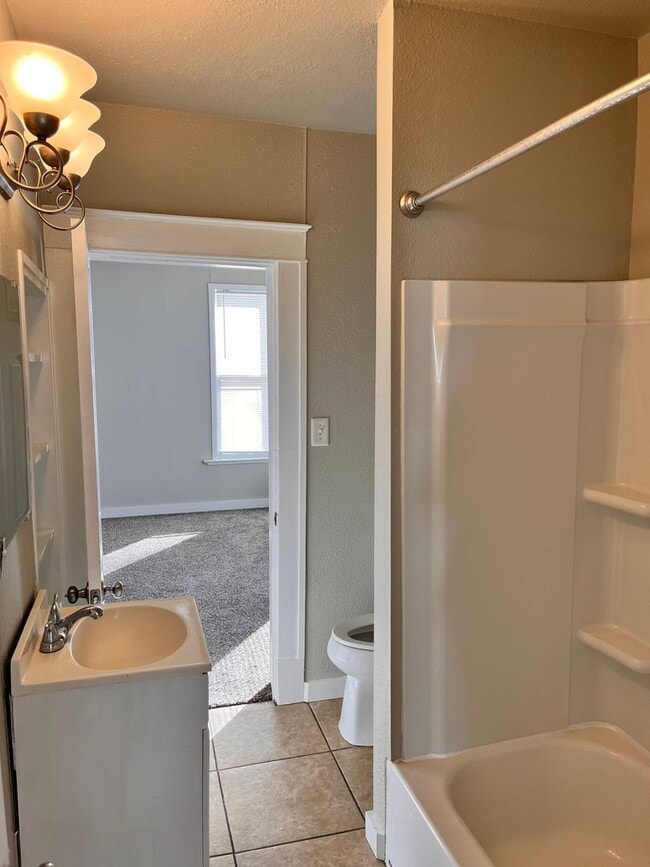 Building Photo - 1123 W Maple Ave