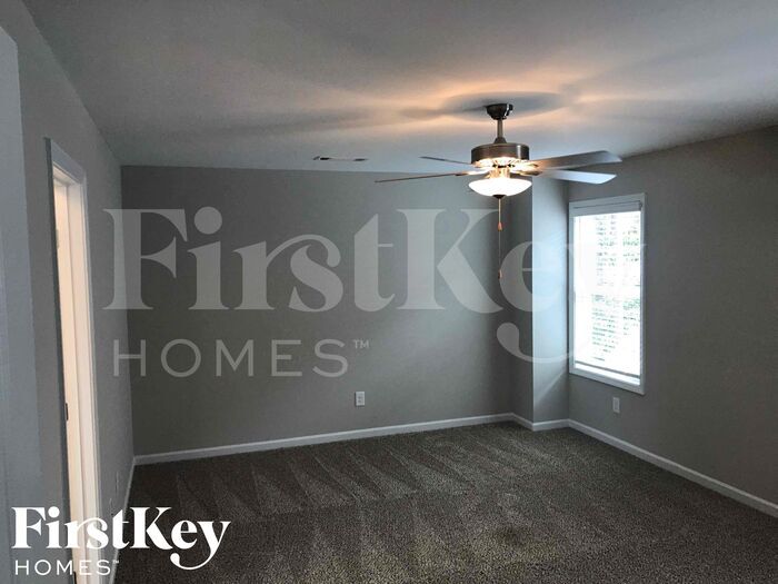 Building Photo - 28 E Newnan Rd
