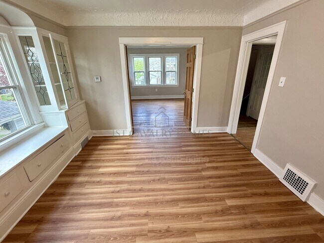 Building Photo - 656 Hammel St