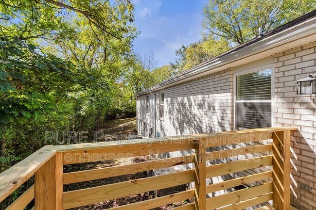 Building Photo - 622 Maplewood Ln