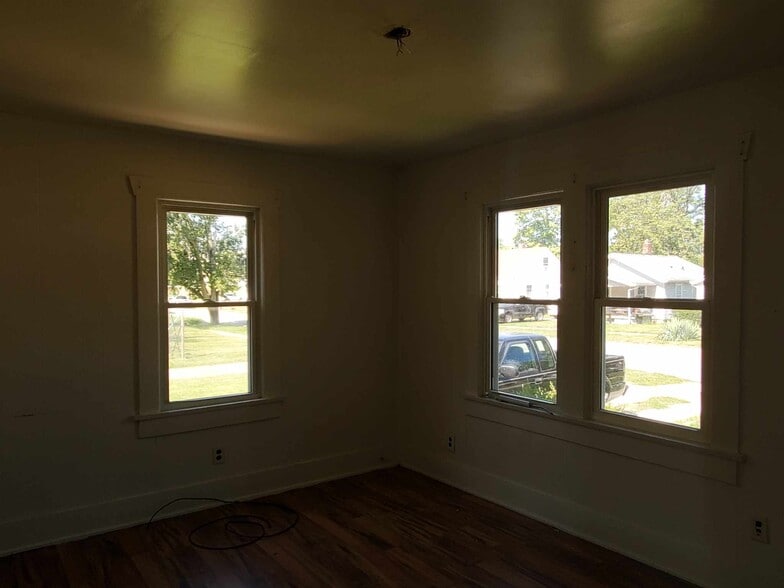 Building Photo - 1305 E Lawrence St