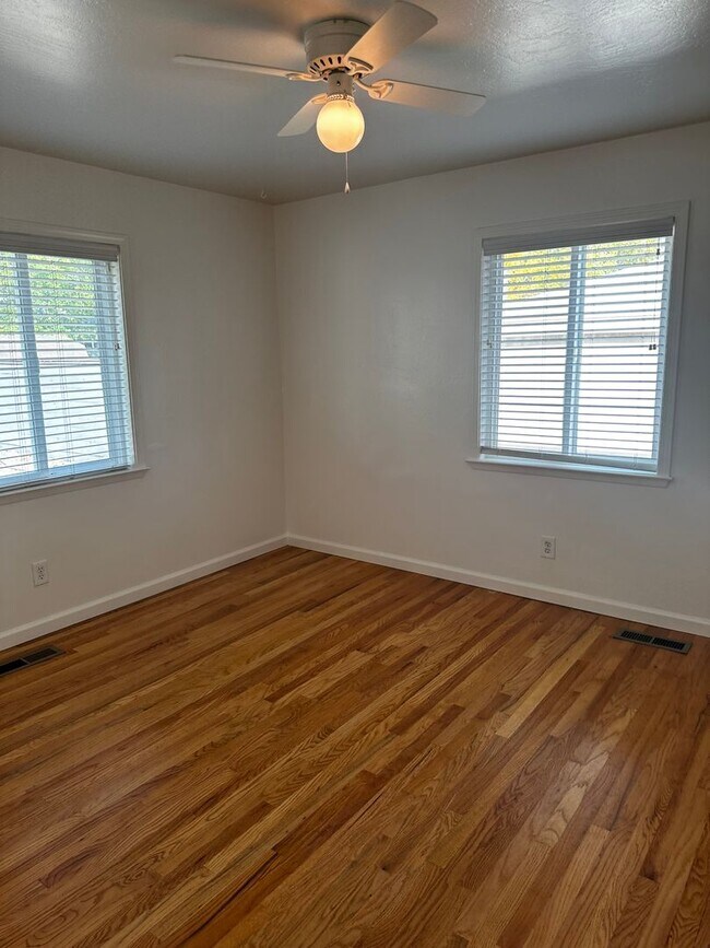 Building Photo - Beautiful 4 Bedroom house w/Hardwood Floor...