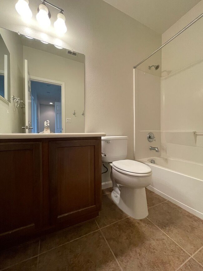 Building Photo - Nice Townhome w/ Detached Garage, Granite ...